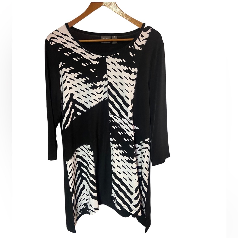 Travelers collection chicos black white Size 1 medium ladies top asymmetrical